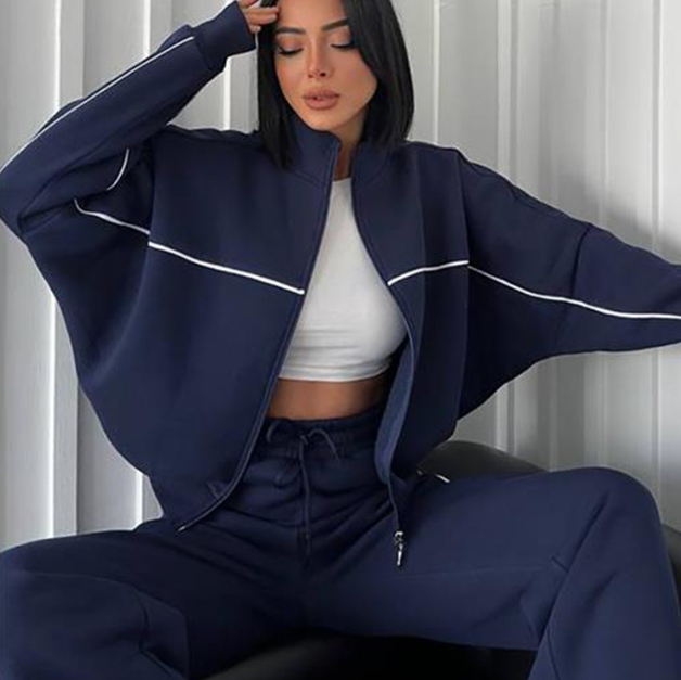 ชุดสูทลำลอง เสื้อคลุมมีฮู้ดแขนยาวคอครึ่งตัว เข้าคู่กับกางเกงลายทาง