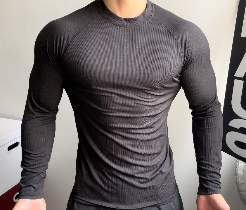 ชายกล้ามใหญ่สวมเสื้อแขนยาว 