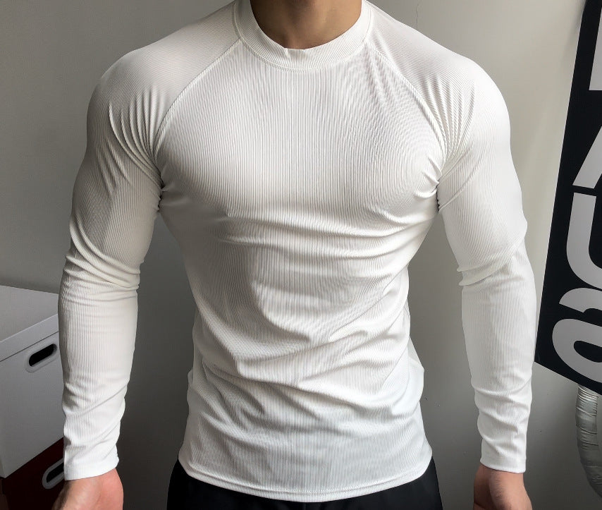 ชายกล้ามใหญ่สวมเสื้อแขนยาว 