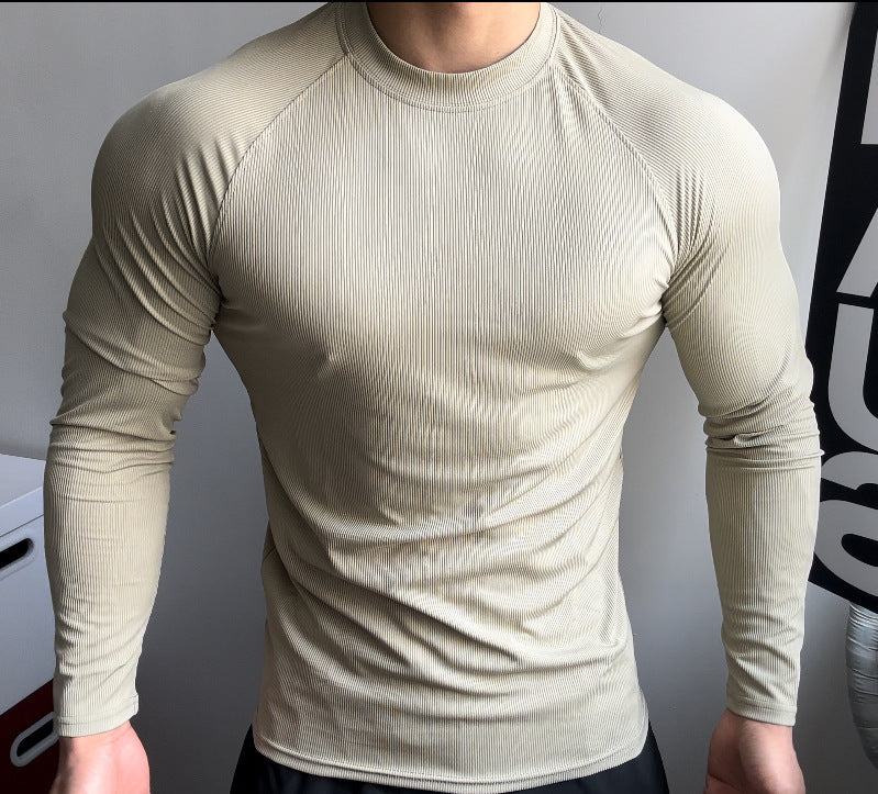 ชายกล้ามใหญ่สวมเสื้อแขนยาว 